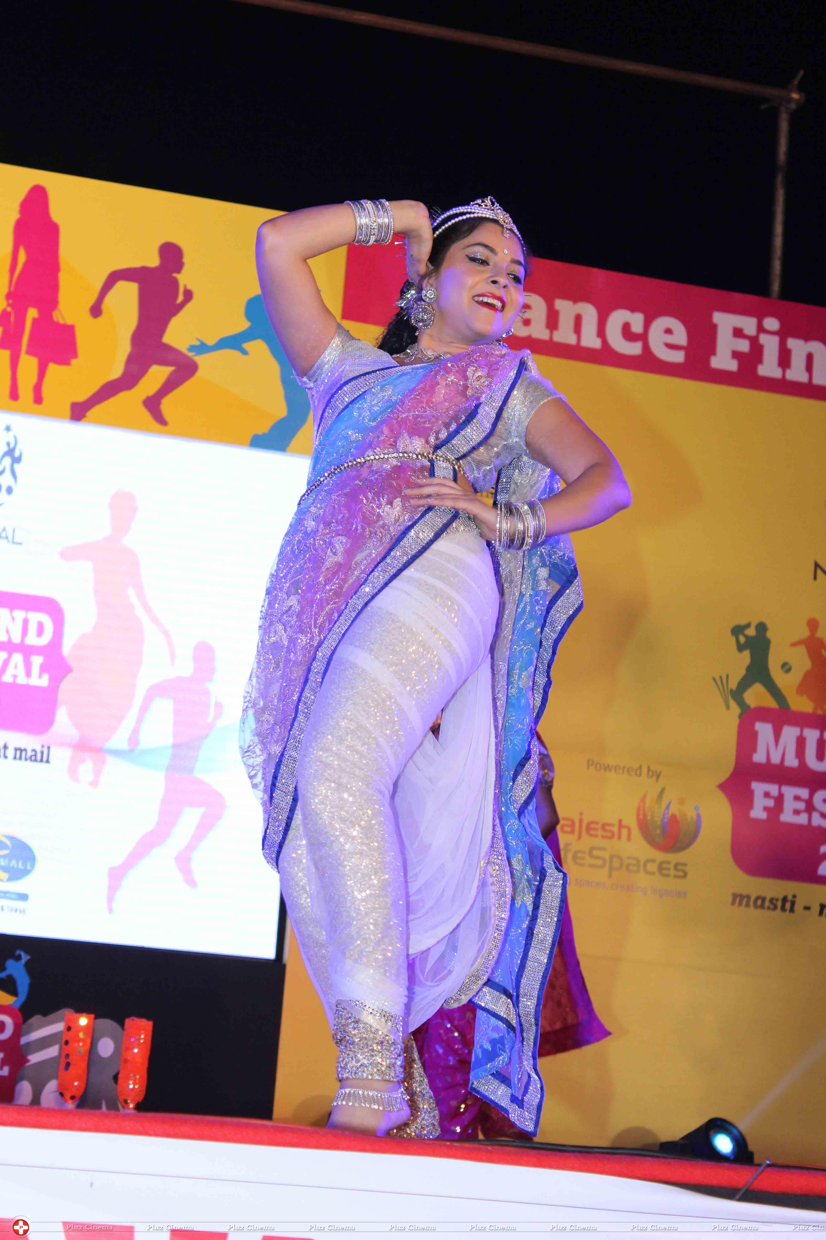 Sonali Kulkarni - Sonali Kulkarni perform on Lavani Dance at Mulund festival 2013 Photos | Picture 687729